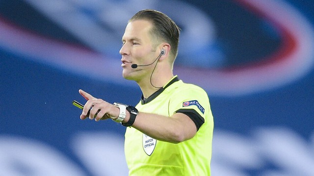 Hakemden maçta ilginç hareket haber görseli