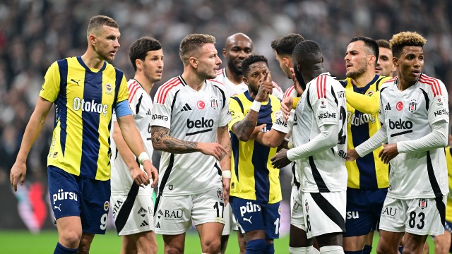 Derbi Arenası Kart Yağmuruna Döndü! haber görseli