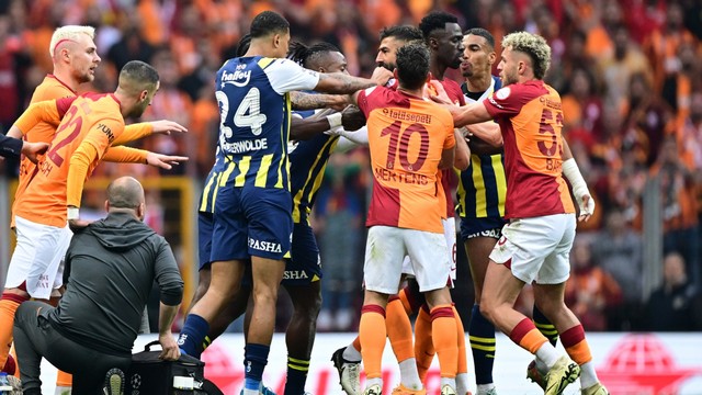 Fenerbahçe-Galatasaray derbileri kart rekoru kırıyor! haber görseli